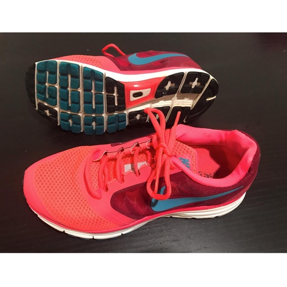 Nike shoes - Picture 2 of 3